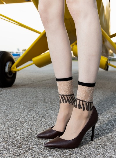 Cienkie skarpetki ze wzorem imituj&#261;cym tatua&#380; marki Trasparenze